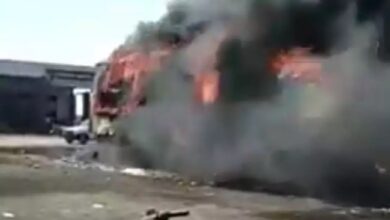صورة احتراق شاحنة محملة بالدجاج في شقرة