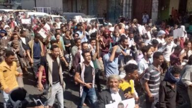 صورة لليوم الثاني تواليا.. احتجاجات وعصيان مدني يشلان الحركة في تعز اليمنية