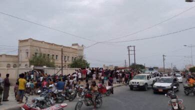 صورة مظاهرات في الشحر تطالب بتحسين الخدمات ومواجهة الانهيار الاقتصادي