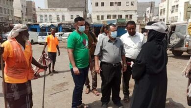 صورة ” غانم ” يتفقد سير أعمال حملات النظافة في عدد من مديريات العاصمة عدن