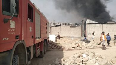 صورة الدفاع المدني بسيئون يخمد حريقاً هائلاً داخل مصنع للبلاستيك ومستودع للمواد الغذائية