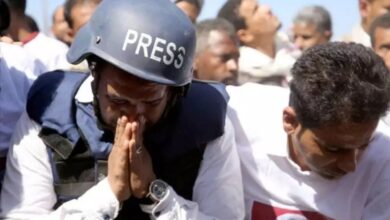 صورة الحوثي يخفي صحفيين بعد تعذيبهم بطرق مخيفة