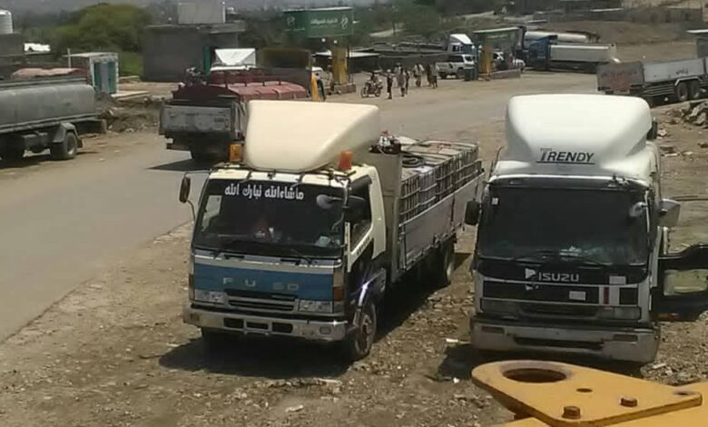 ايقاف شاحنات النقل في نقطة عسكرية تابعة للواء الرا
