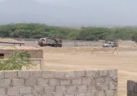 صورة بالتزامن مع تقدم مليشيات الحوثي.. مليشيا الإخوان تسحب السلاح الثقيل إلى مواقعها في #شقرة بأبين