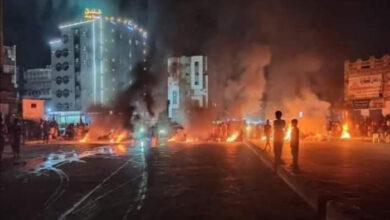 صورة محتجون يضرمون النار في الإطارات ويقطعون الشارع الرئيس بكريتر احتجاجا على تردي الخدمات