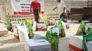 صورة الهلال الأحمر الإماراتي يوزع 995 سلة غذائية على حي الثورة بالمكلا