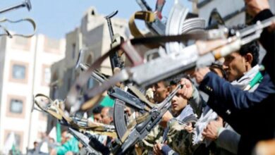 صورة صراخ قادة المليشيا يفضح التنسيق السري بين الحوثيين وفريق الخبراء الأمميين