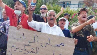 صورة تونسيون يطردون نواب الإخوان من البرلمان