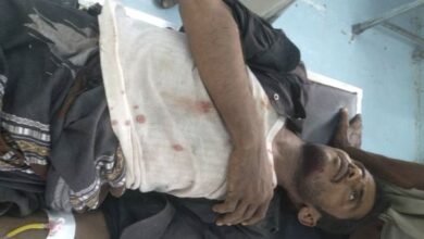 صورة إصابة مواطن إثر انفجار لغم من مخلفات الحوثيين في حيس