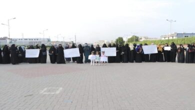 صورة وقفة احتجاجية نسوية تطالب بتحسين الأوضاع المعيشية والخدمية في العاصمة عدن