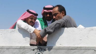 صورة مدير عام خورمكسر والبرنامج السعودي يضعان حجر أساس مشروع تأهيل طريق ساحل أبين