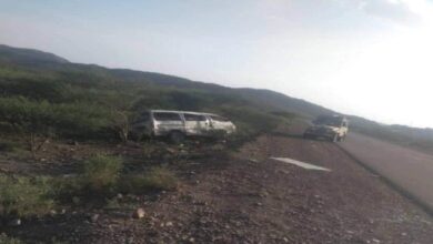 صورة وفاة شخص وإصابة 10 آخرين في حادث مروري مروع بردفان