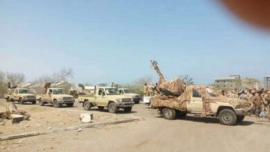 صورة مليشيا الإخوان تقصف معسكر العلم في جردان بالتزامن مع تسليم الصفراء للحوثي