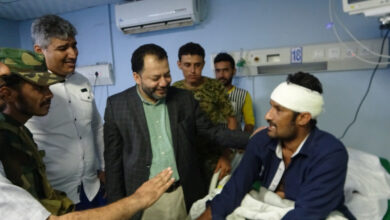 صورة الكاف وهيثم يتفقدان جرحى أحداث كريتر في عدد من مستشفيات العاصمة