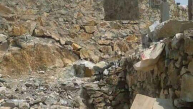 صورة قيادي إخواني يهدم منزل مواطن في تعز اليمنية ويشرد أسرته