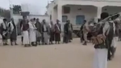 صورة انشقاق قيادي بمليشيا الشرعية في شبوة.. وينضم للحوثيين