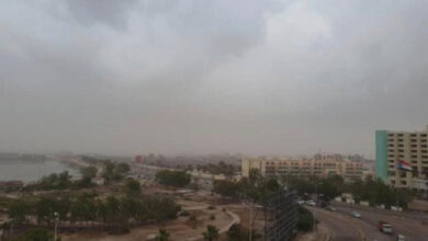 صورة سقوط أمطار متفاوتة الغزارة على العاصمة عدن