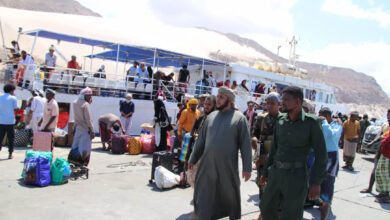 صورة رئيس انتقالي سقطرى يستقبل أول رحلة تجارية بحرية قادمة من حضرموت