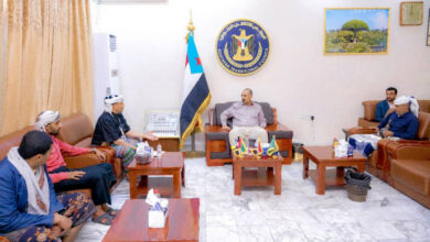 صورة الرئيس الزُبيدي يناقش مستجدات الأوضاع في وادي حضرموت مع وفد من قبيلة آل علي الحاج