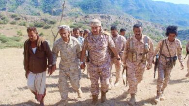 صورة العميد مختار النوبي وقائد اللواء 13 صاعقة يتفقدان المقاتلين في جبهة كـرش «حمالة»