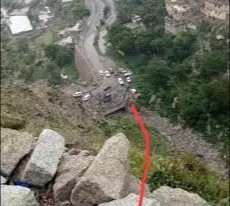 صورة في حادث مروع .. سقوط سيارة من منحدر بجبل صبر يخلف ضحايا