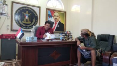 صورة الشعيبي يناقش مع القائد التتوي أوضاع المقاومة الجنوبية في الصبيحة