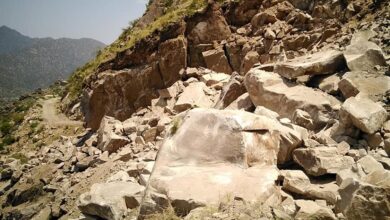صورة أمين عام رصد يتفقد أضرار الانهيارات الصخرية بطريق العوارض بيافع كلد