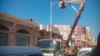 صورة تواصل أعمال صيانة الإنارات في الشيخ عثمان