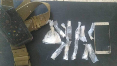 صورة الأجهزة الأمنية تلقي القبض على مروج للمخدرات في المكلا