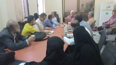 صورة اجتماع صحي يناقش سير عمل التحصين ضد كورونا في العاصمة عدن
