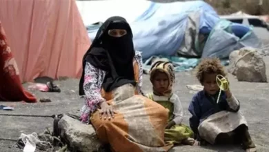صورة بسبب انعدام الأمن الغذائي..نازحون اليمن يبيعون ممتلكاتهم للحصول على الغذاء