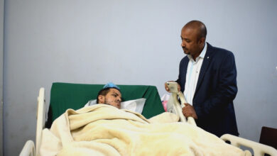 صورة بتكليف من الرئيس الزُبيدي.. الهدياني يزور الصحفي العتمي ويطمئن على صحته