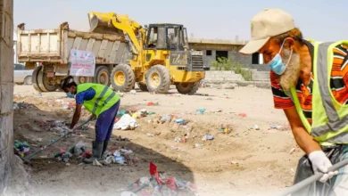 صورة تنفيذ حملة نظافة ورفع المخلفات في تجمعات النازحين بمديرية البريقة