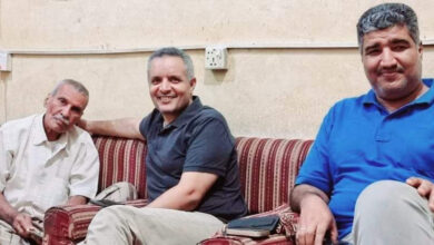 صورة بتكليف من الرئيس الزُبيدي.. هيثم واليافعي يطمئنان على صحة الكاتب المخضرم نجيب يابلي