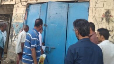 صورة لمخالفات صحية..إغلاق مطاعم ومحال أغذية في العاصمة عدن