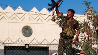 صورة بعداقتحام السفارة الأمريكية بصنعاء.. الكونغرس يطالب بإعادة وضع مليشيا الحوثي على قائمة الإرهاب