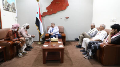 صورة القائم بأعمال رئيس المجلس يلتقي عددا من وجهاء وأعيان محافظة المهرة
