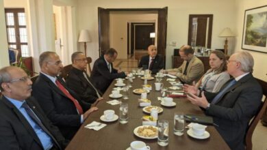 صورة الرئيس الزُبيدي يلتقي المبعوث الأمريكي لليمن لبحث تطبيق اتفاق الرياض