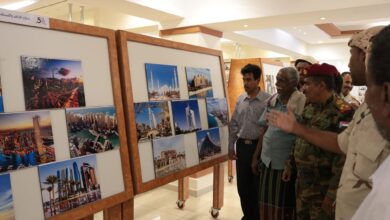صورة رئيس انتقالي حضرموت يزور معرض الصور الخاص بالدور الإماراتي في حضرموت