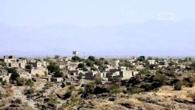 صورة مليشيات الحوثي تواصل استهداف منازل المواطنين في بلدتي المشاريح وقَروض