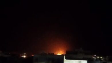 صورة مليشيا الحوثي تستهدف مطار عتق بصاروخ بالستي