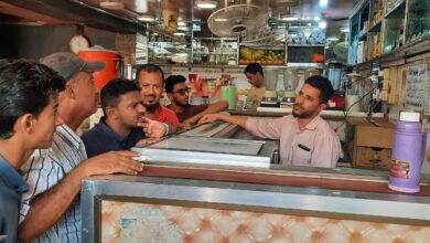صورة مدير عام الشيخ عثمان يغلق عددا من المطاعم المخالفة في البيع بالتسعيرة الجديدة
