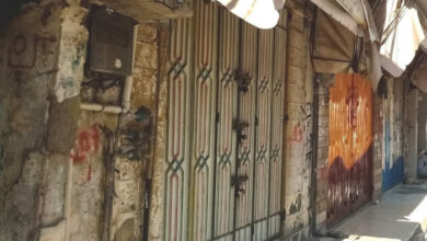 صورة تعز اليمنية.. المحال التجارية تغلق أبوابها احتجاجًا على انهيار العملة المحلية