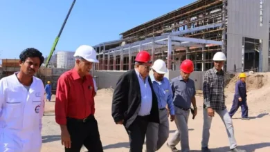 صورة المدير التنفيذي لشركة مصافي عدن يتفقد سير العمل في مشروع محطة الكهرباء الجديدة