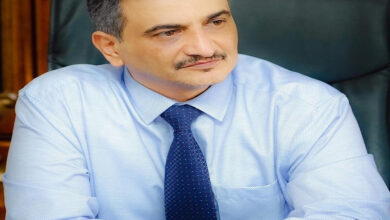 صورة لملس يهنئ الدكتور حافظ القطيبي بمناسبة فوزه بجائزة ابن بطوطة
