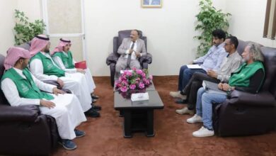 صورة وزير النقل يلتقي مدير البرنامج السعودي لتنمية وإعمار اليمن بالعاصمة عدن