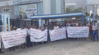 صورة عمال وموظفي شركة النفط يطالبون الحكومة بإيقاف البيع المباشر للمشتقات النفطية من قبل مصافي عدن