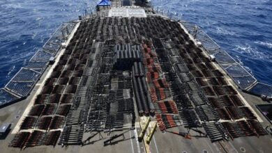 صورة البحرية الأمريكية تصادر شحنة أسلحة إيرانية كانت في طريقها للحوثيين