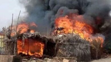 صورة مليشيات الحوثي تحرق منازل المواطنين في الحديدة