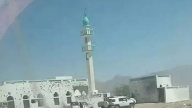 صورة 5 شهداء حصيلة القصف الحوثي لمسجد عسيلان